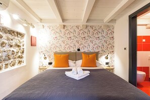 Quarto casal superior | Cofres nos quartos, individualmente decorados