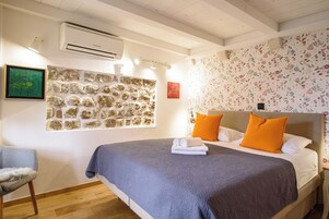 Quarto casal superior | Cofres nos quartos, individualmente decorados