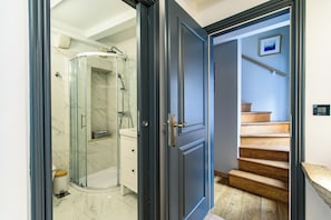 Premium Double Room | Bathroom | Shower, hair dryer, towels