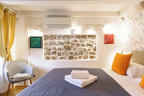 Quarto casal superior | Cofres nos quartos, individualmente decorados