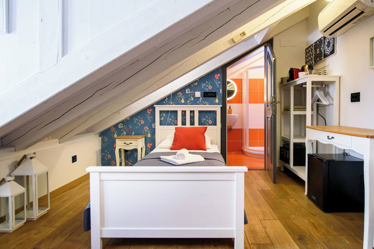 Standard Single Room | In-room safe, WiFi (free), individually decorated