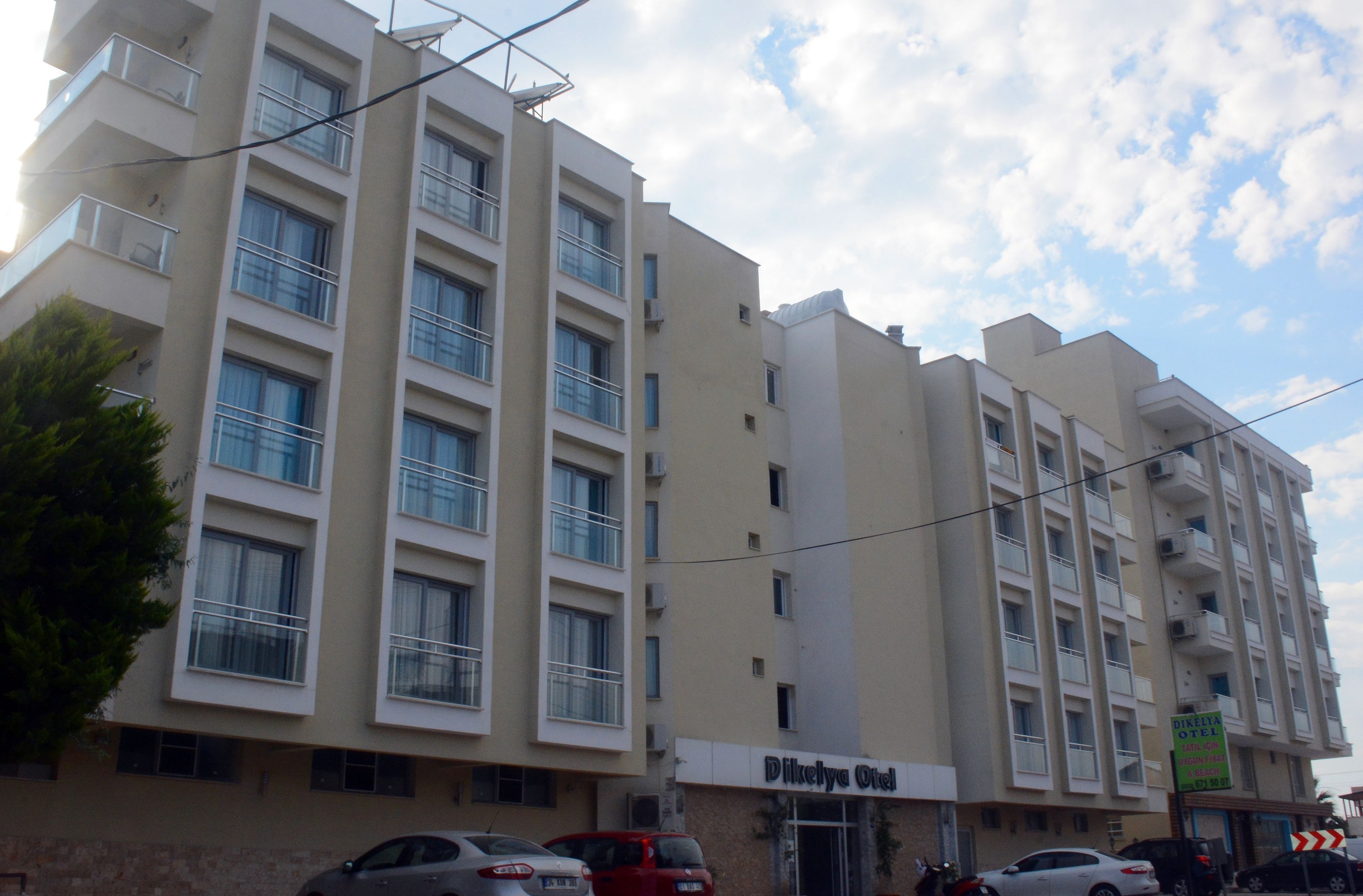 Un edificio de varios pisos con balcones y un cartel que indica que es un hotel.