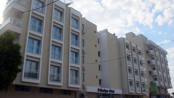 Un edificio de varios pisos con balcones y un cartel que indica que es un hotel.