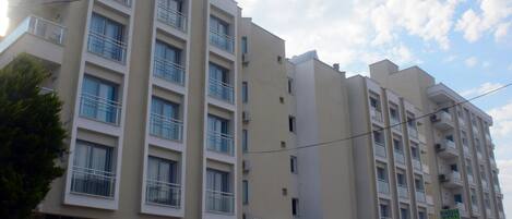 Un edificio a più piani con balconi e un cartello che indica che si tratta di un hotel.