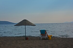 Praia particular, espreguiçadeiras, guarda-sóis 