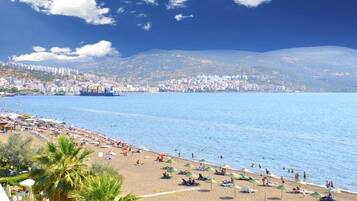 Playa privada, sillas reclinables de playa, sombrillas