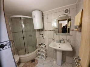 Leilighet, 1 soverom (Gordana) | Bad | Toalettartikler (inkludert), hårføner, tøfler og håndklær