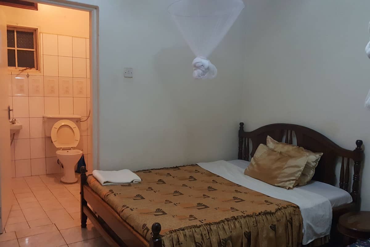 1 habitación, caja de seguridad en la habitación y escritorio