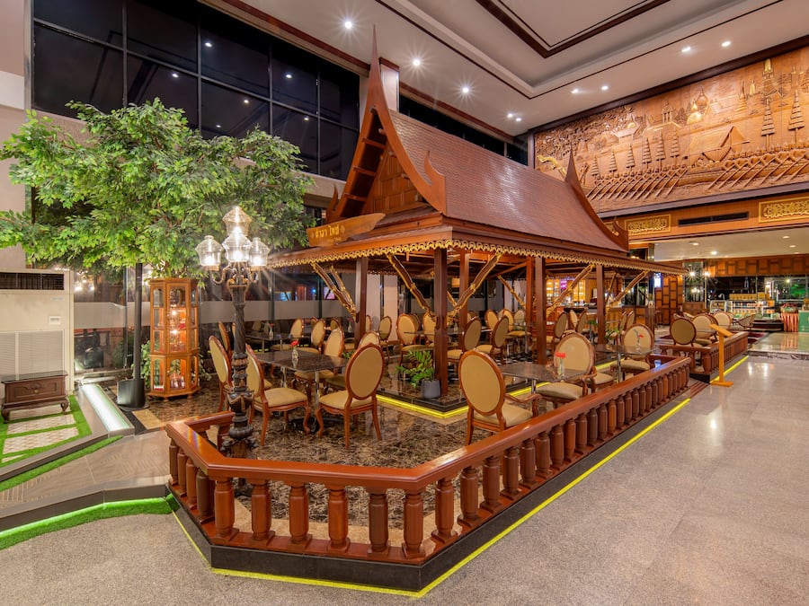 Breakfast, lunch, dinner served; Thai cuisine