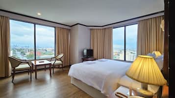 Executive Deluxe Room | In-room safe, blackout curtains, WiFi, bed sheets