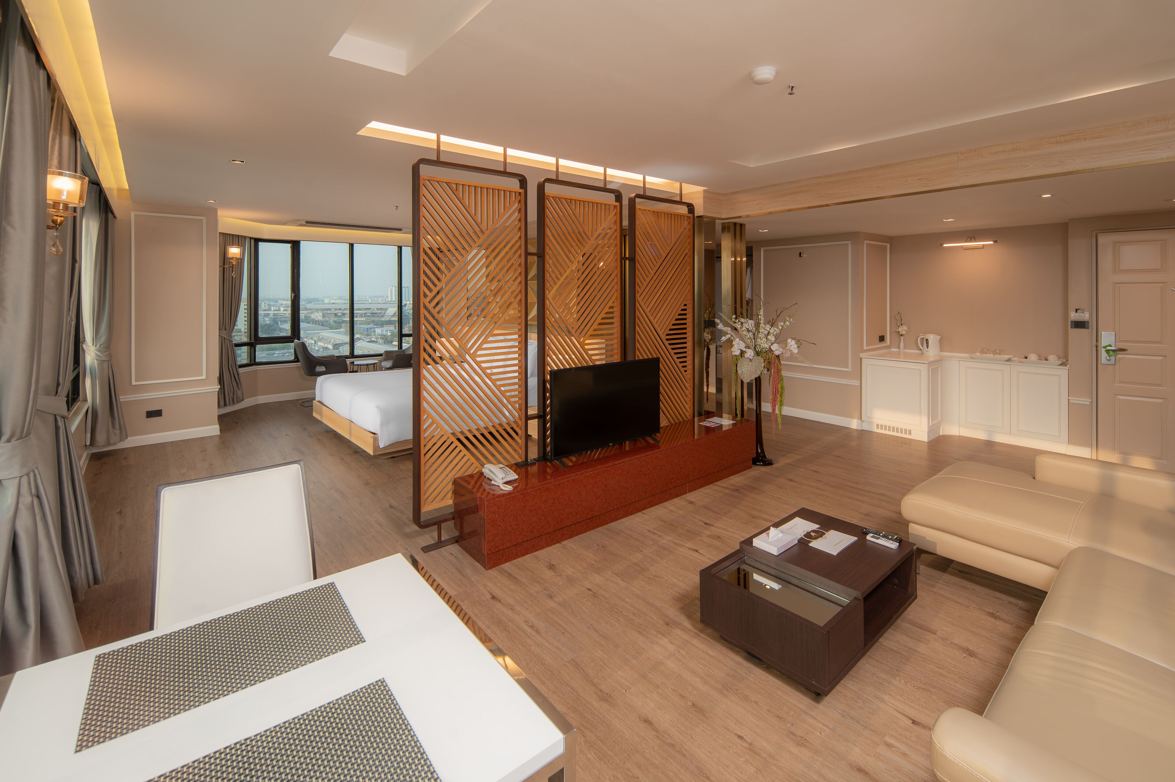 Alexander Suite | In-room safe, blackout curtains, WiFi, bed sheets