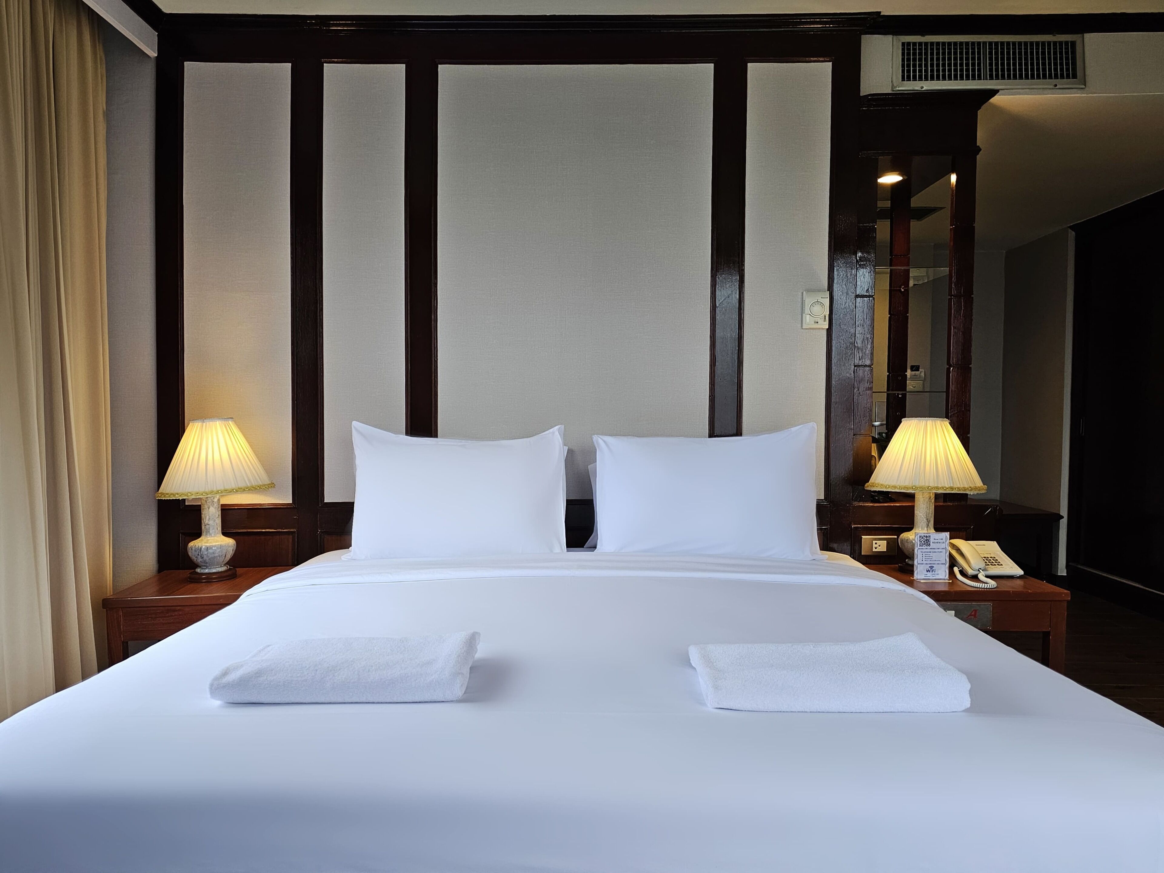 خزنة داخل الغرفة وستائر تعتيم وواي فاي وملاءات أسرّة