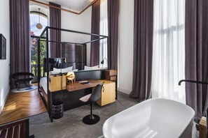 Premium Room | Minibar, in-room safe, desk, blackout curtains - One Shot Tabakalera House (San Sebastián)