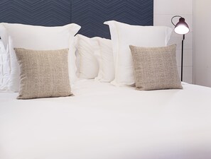 Minibaari, tallelokero huoneessa, työpöytä, pimennysverhot