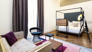 Premium kamer | Een minibar, een kluis op de kamer, een bureau, verduisterende gordijnen