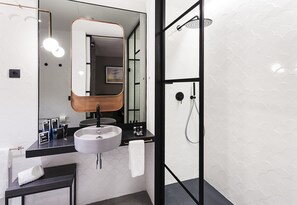 Minibar, in-room safe, desk, blackout drapes - One Shot Tabakalera House (San Sebastián)