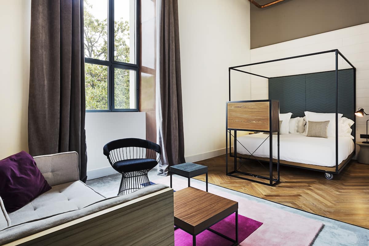 Premium Room | Minibar, in-room safe, desk, blackout drapes