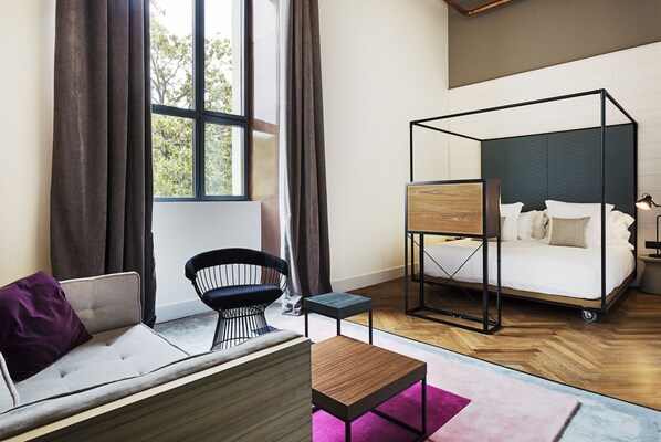 Premium-huone | Minibaari, tallelokero huoneessa, työpöytä, pimennysverhot