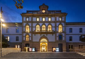 Majoituspaikan julkisivu illalla/yöllä