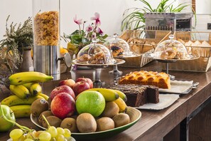 Päivittäinen buffetaamiainen (18 EUR per henkilö)