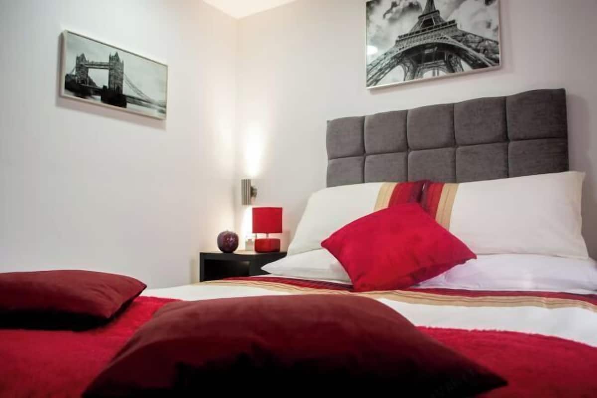 Desk, laptop workspace, free WiFi, bed sheets