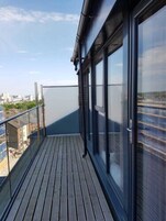 Escritorio, espacio para trabajar con laptop y wifi gratis 