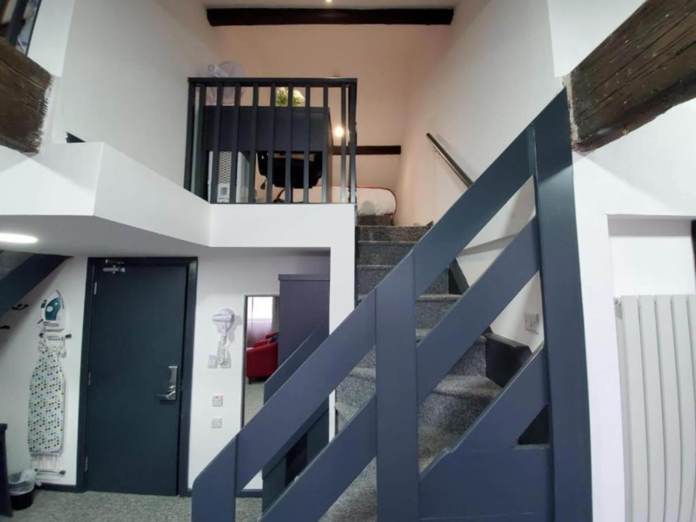 2 Bed Suite with Balcony | منطقة المعيشة | تلفزيون إل إي دي بحجم 32-بوصة يعرض قنوات فضائية، تلفزيون