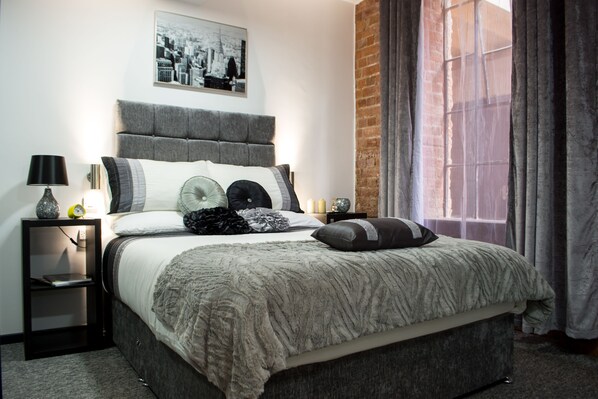 مكتب ومساحة عمل للكمبيوتر المحمول وواي فاي مجانًا وملاءات أسرّة