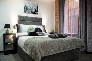 Íróasztal, laptophoz jól használható munkafelület és ingyenes wifi