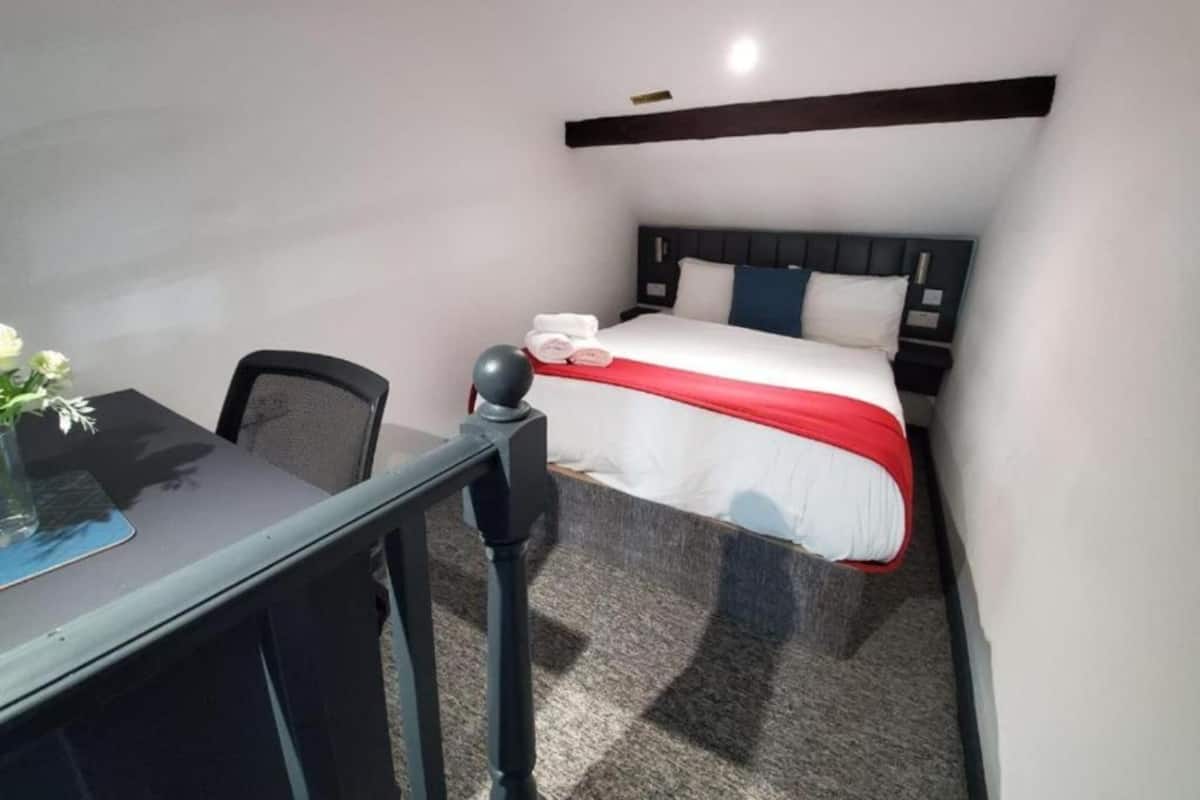 2 Bed Suite with Balcony | Bàn, khu vực làm việc phù hợp cho laptop 
