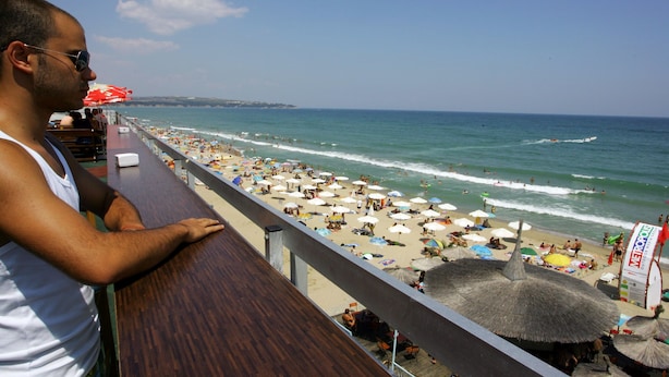 A beachside bar with a view of the ocean and beachgoers. - Paraizo Beach - All Inclusive (Obzor)