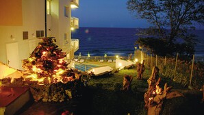 A building with a pool and a view of the sea. - Paraizo Beach - All Inclusive (Obzor)