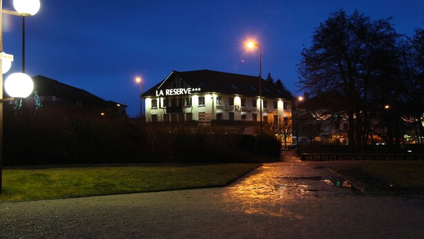 A building with a sign reading "LA RESERVE". - Hotel la Réserve (Gerardmer)