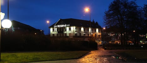 Façade de l’hébergement - soirée/nuit