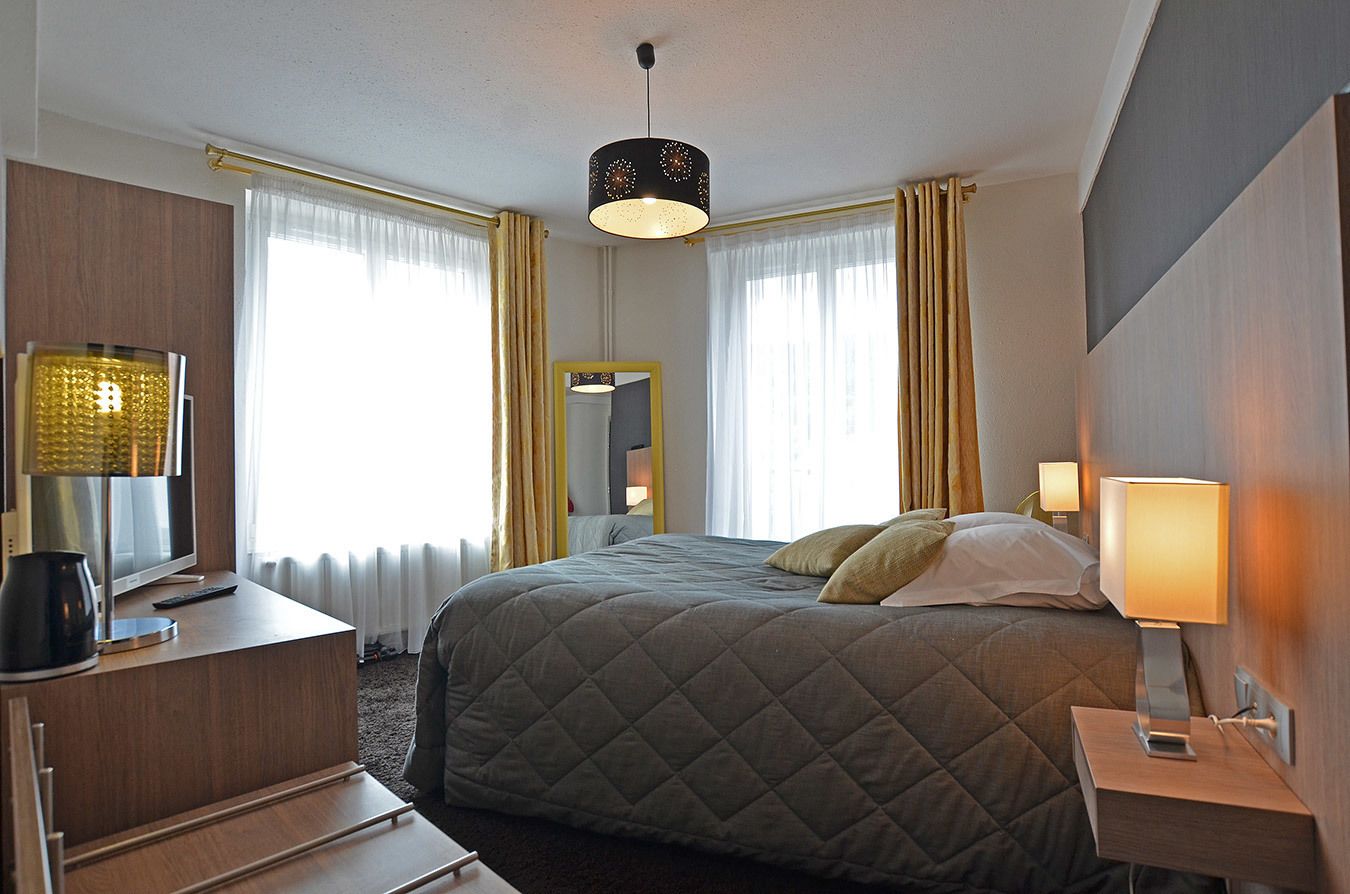 1 bedroom, desk, blackout curtains, soundproofing