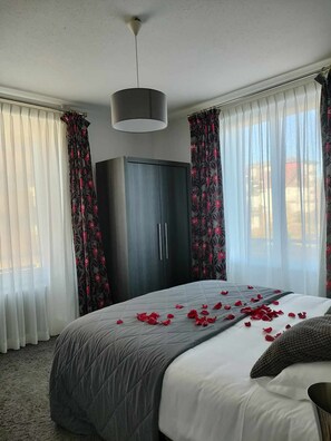 Standard Double Room | Desk, blackout drapes, soundproofing, iron/ironing board - Hotel la Réserve (Gerardmer)
