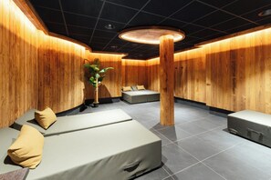 A room with a bed, a bench, and a plant. - Hotel & SPA La Réserve (Gerardmer)