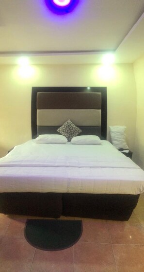 Deluxe Room | Individually decorated, desk, laptop workspace, soundproofing - Senators Suites and Towers (Lagos)
