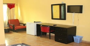 Kamar Eksekutif | Didekorasi berbeda-beda, meja kerja, dan ruang kerja ramah laptop