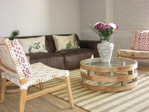 Apartment, 2 Bedrooms, Sea View | Living room | Plasma TV
