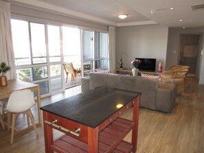 Apartment | Living area | Plasma TV - RoomQuay Granger Bay (Cape Town)