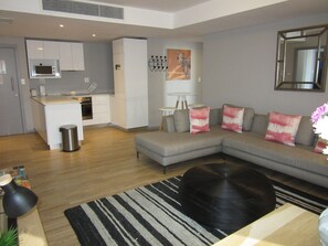 Apartment | Living area | Plasma TV - RoomQuay Granger Bay (Cape Town)