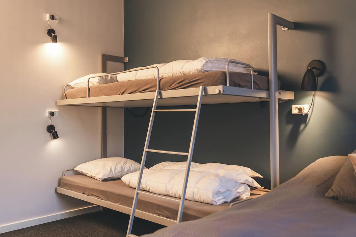 Familienzimmer, Gemeinschaftsbad, (ohne Bettwäsche) | Schallisolierte Zimmer, kostenloses WLAN, Bettwäsche