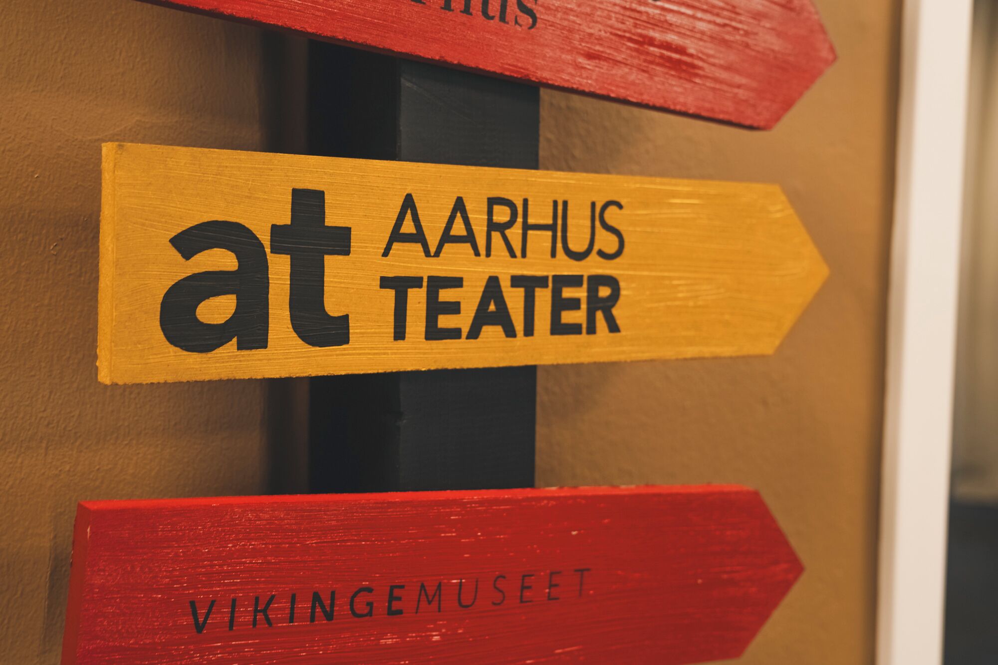 Un panneau indicateur sur lequel est inscrit « AARHUS TEATER ».