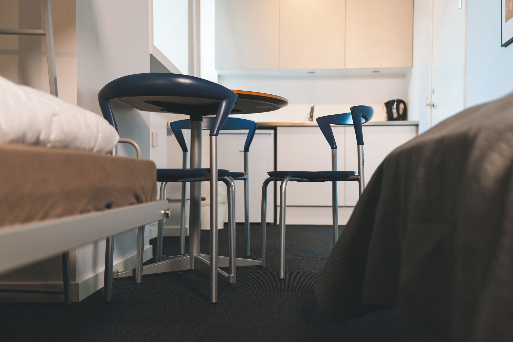 Private 8 bedded room with private bathroom and kitchenette | Coin séjour | Livres