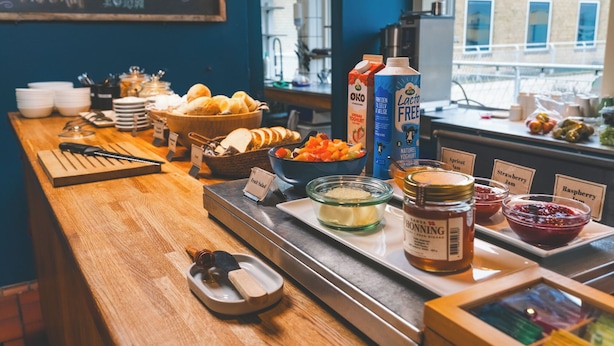 Un bufé de desayuno con diferentes alimentos y salsas.