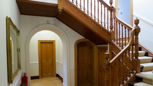 A staircase with wooden balusters and a handrail leading to a landing. - Inverleith Estate (Edinburgh)