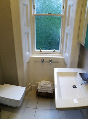 Nhà | Phòng tắm | Buồng tắm vòi sen, máy sấy tóc, khăn tắm