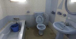 Bathtub, deep-soaking bathtub, towels