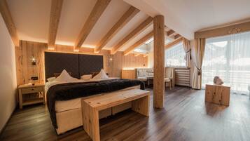 Ropa de cama de alta calidad y caja de seguridad en la habitación